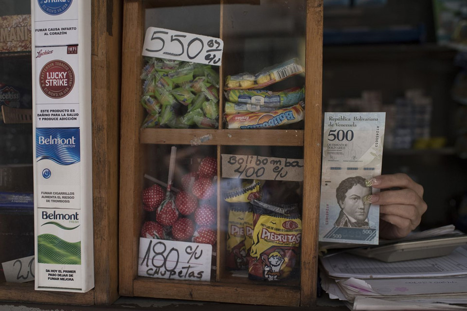 Lạm phát ở Venezuela: Dùng bao tải thay cho ví, cân tiền thay vì đếm